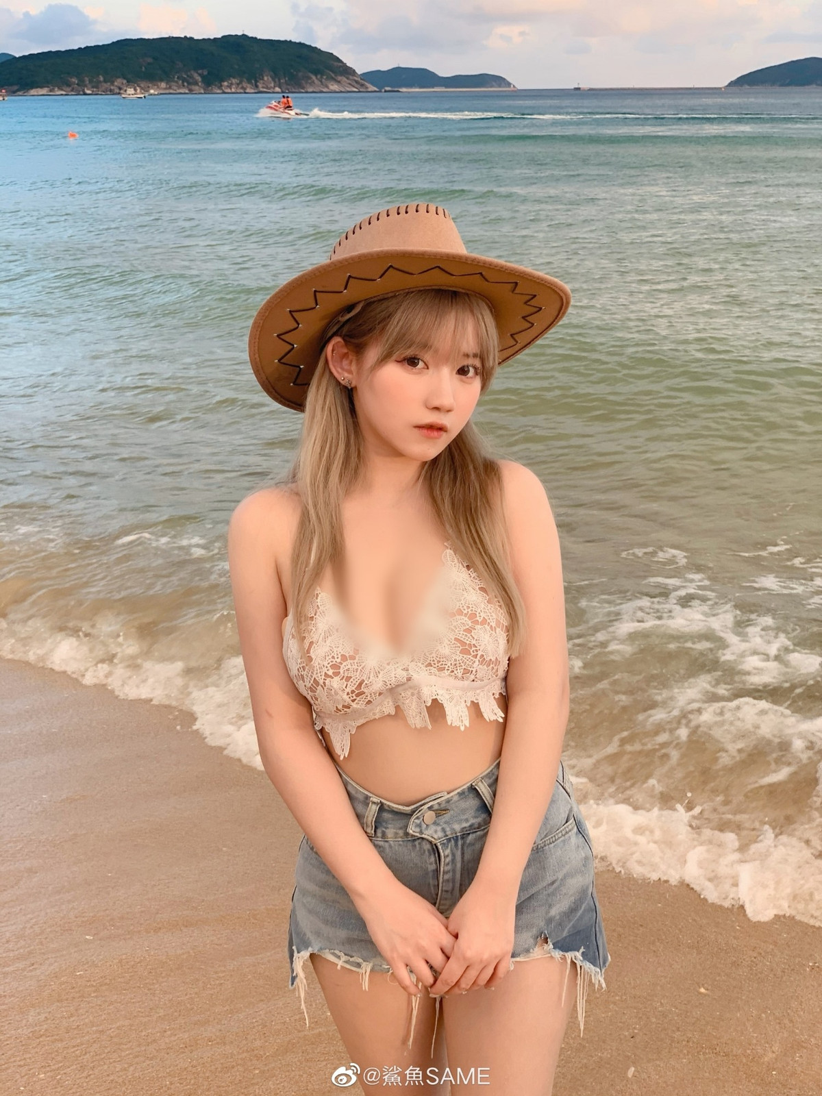 Các fan hâm mộ của Sa Ngư rất yêu thích vẻ đẹp của cô nàng. Theo họ, Sa Ngư vừa có vẻ đẹp ngây thơ lại vừa nóng bỏng, gợi cảm.