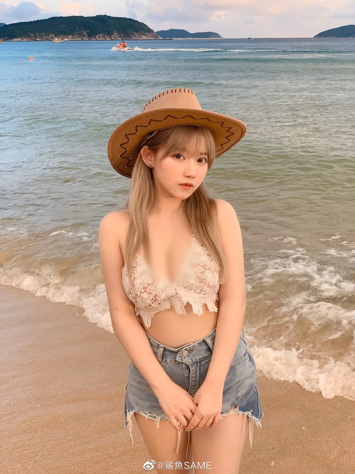 Các fan hâm mộ của Sa Ngư rất yêu thích vẻ đẹp của cô nàng. Theo họ, Sa Ngư vừa có vẻ đẹp ngây thơ lại vừa nóng bỏng, gợi cảm.