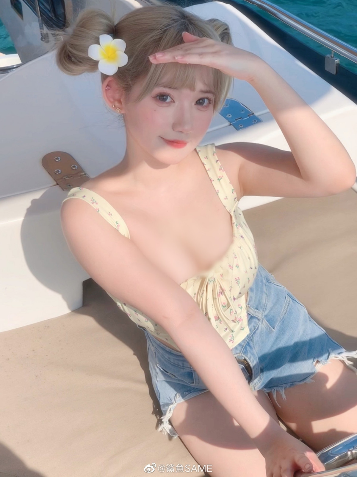 Trong những bức ảnh này, hot girl Sa Ngư ở vị trí của một cô lái tàu. Cô nàng diện một chiếc áo crop-top mix cùng quần short jeans, khoe đường cong quyến rũ, mái tóc màu vàng bạch kim được búi gọn.