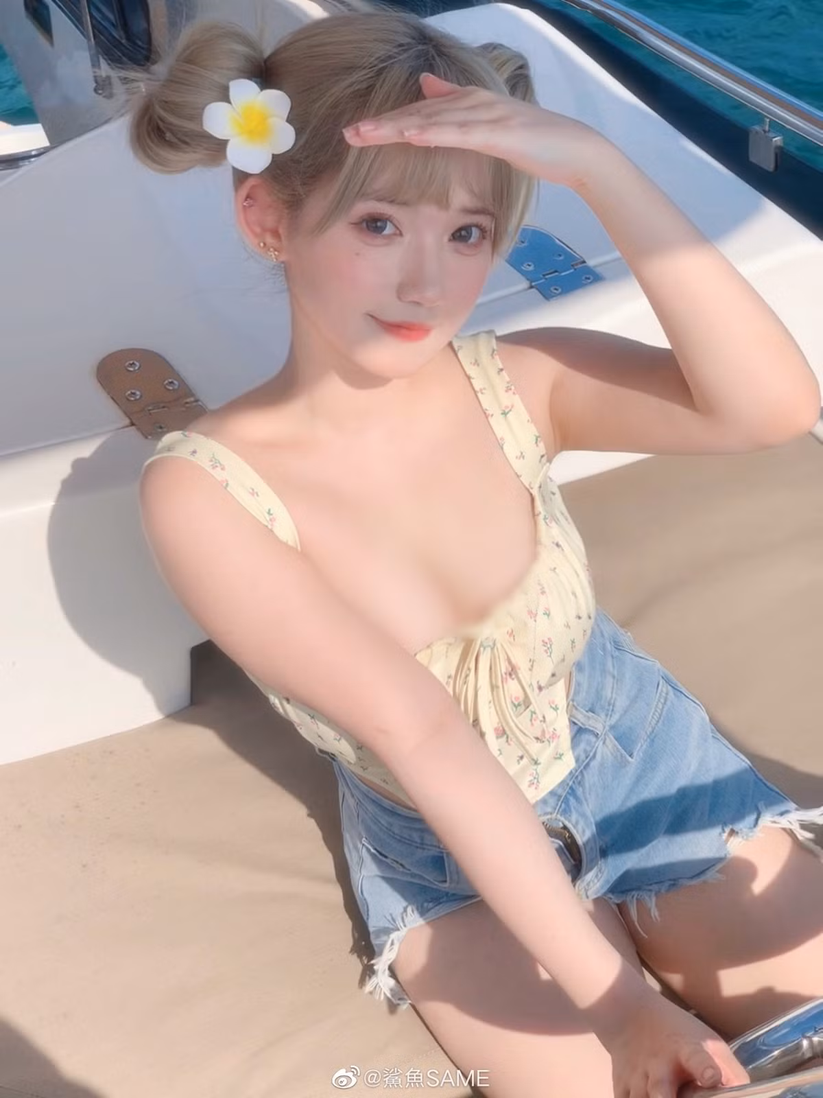 Trong những bức ảnh này, hot girl Sa Ngư ở vị trí của một cô lái tàu. Cô nàng diện một chiếc áo crop-top mix cùng quần short jeans, khoe đường cong quyến rũ, mái tóc màu vàng bạch kim được búi gọn.