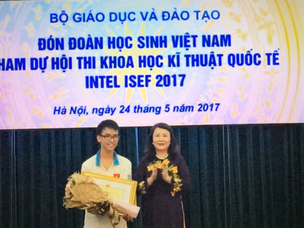 Doat giai Intel ISEF, tac gia “Canh tay robot” duoc khen thuong