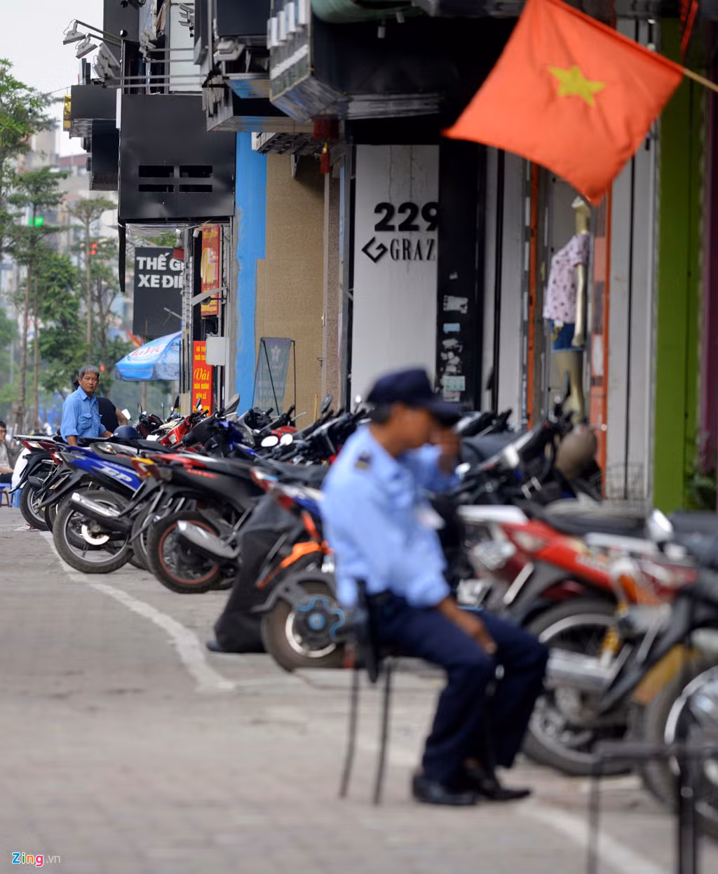 Anh Thành, một bảo vệ trông xe cửa hàng điện thoại trên phố Xã Đàn cho biết anh thường xuyên nhắc nhở khách hàng để xe đúng vạch, chấp hành nghiêm chỉnh quy định của pháp luật.