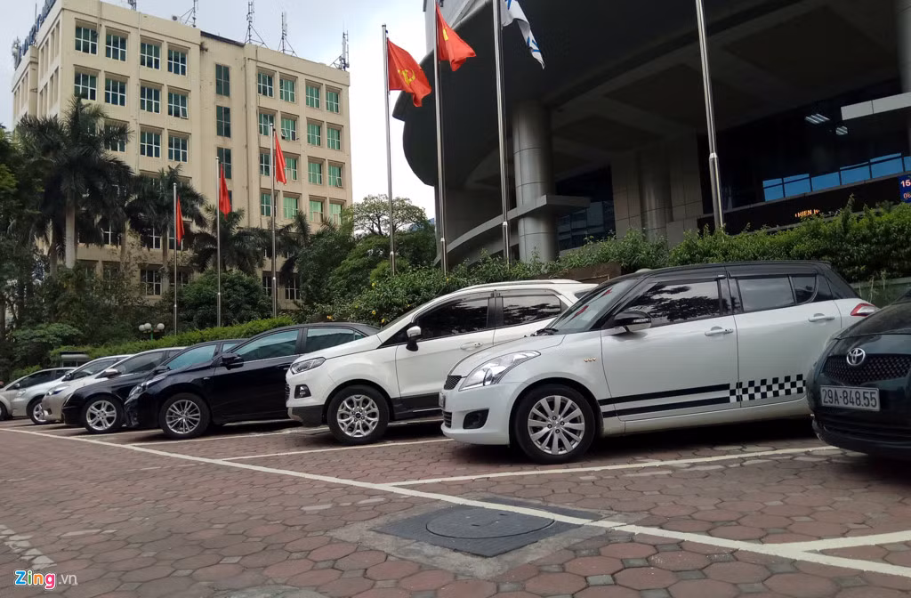 Ôtô đỗ gọn gàng ở nơi quy định trên đường Huỳnh Thúc Kháng (quận Đống Đa).