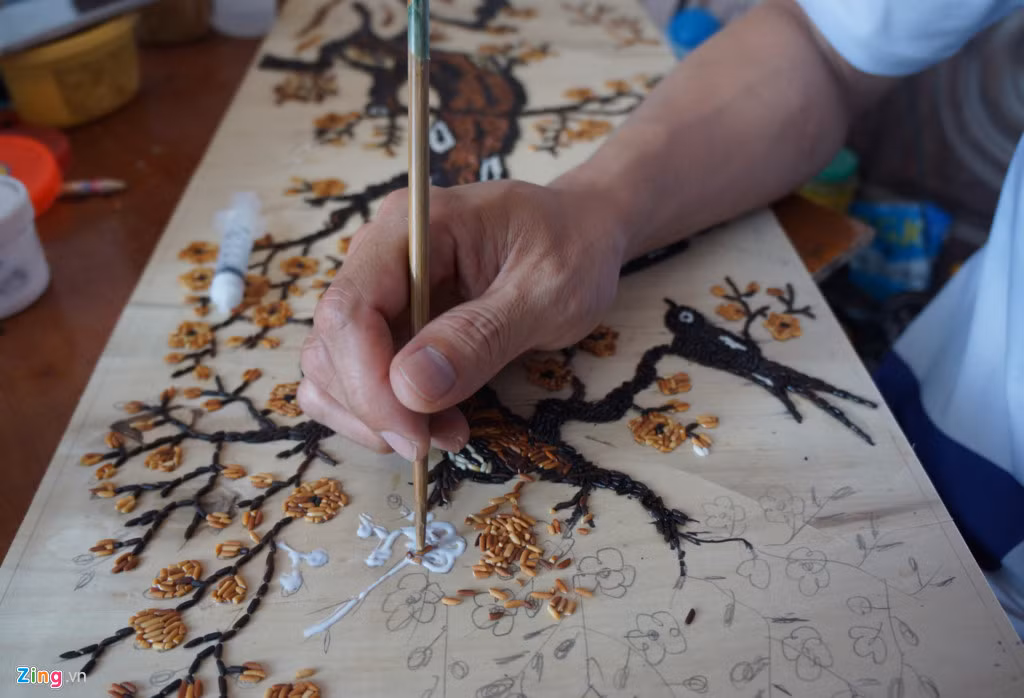 Tất cả các công đoạn, đều được anh thực hiện tỉ mỉ, kỹ càng, đòi hỏi sự chuẩn xác cực cao. "Thời gian hoàn thành một bức tranh đơn giản từ 1 đến 2 ngày, nhưng với những bức tranh đòi hỏi sự cầu kỳ, kỹ thuật cao thì phải bỏ công sức nửa tháng, thậm chí hơn một tháng mới xong", Tuân chia sẻ.