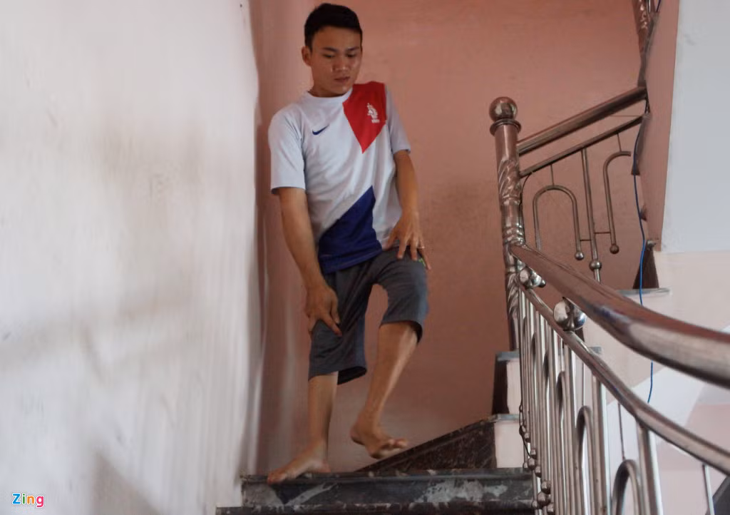 Chang trai khuyet tat thoi hon vao nhung hat gao