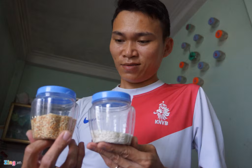 Nói về cơ duyên với nghề, anh Cao Văn Tuân kể cách đây 6 năm, trong lần sinh nhật tuổi 24 của mình, anh được một người bạn tặng một tấm tranh gạo. "Lúc ấy, mình rất ngạc nhiên và thích thú. Bởi bức tranh rất đẹp, lại được làm bằng những hạt gạo thân thuộc, gần gũi. Trong đầu mình lóe lên ý tưởng sẽ học vẽ tranh gạo bằng được", anh nhớ lại. 