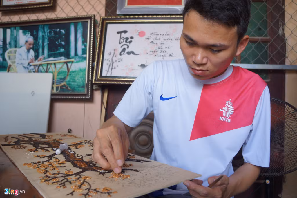 Tuân đã tìm kiếm sách vở hướng dẫn và lên mạng học hỏi rồi bắt tay vào thử sức. Những sản phẩm đầu tay, anh chỉ đem tặng bạn bè, người thân. Nhận được món quà, ai cũng tấm tắc khen ngợi. Một năm sau, chàng trai mới quyết định vẽ tranh để bán khi đã cứng tay nghề. 