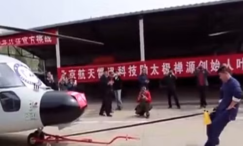 Kinh khiep vo si kungfu dung “cua quy” keo may bay truc thang