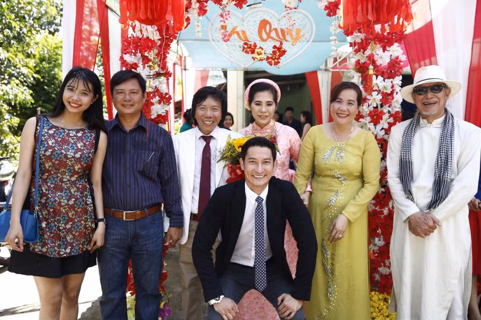 Diễn viên Huy Khánh mừng khi người anh lớn trong nghề cuối cùng cũng có tổ ấm.