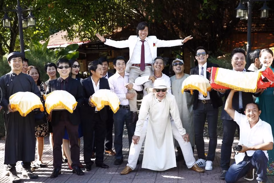 Giây phút nhắng nhít sau lễ cưới của Nguyễn Tranh và những người bạn. Đạo diễn Nguyễn Quang Dũng không quên chia sẻ khoảnh khắc đặc biệt trong ngày vui bạn thân trên trang cá nhân. Anh hóm hỉnh: “Trưởng bộ môn độc thân bước qua lời nguyền, người đàn ông ga lăng nhất showbiz”.