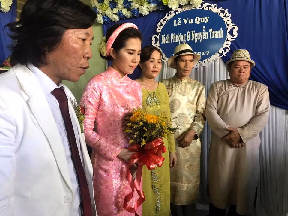 Khác với nhiều nghệ sĩ nổi tiếng, Nguyễn Tranh chọn cách tổ chức hôn lễ đơn giản tại vùng quê nghèo. Không nói ít ai tin rằng người đàn ông 51 tuổi này có hơn 30 năm gắn bó với máy quay. Anh là đạo diễn hình ảnh nhiều phim ăn khách như Hồn Trương Ba da hàng thịt, Tuyết nhiệt đới, Bỗng dưng muốn khóc, Cánh đồng bất tận. 