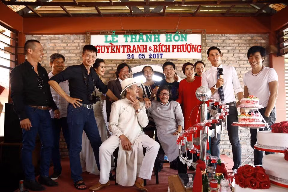 Phương Thanh, Nguyễn Phan Quang Bình, nhà thơ Đỗ Trung Quân, đạo diễn Lê Hoàng, diễn viên Huy Khánh cùng nhiều nghệ sĩ trong giây phút giao lưu văn nghệ với cô dâu, chú rể.