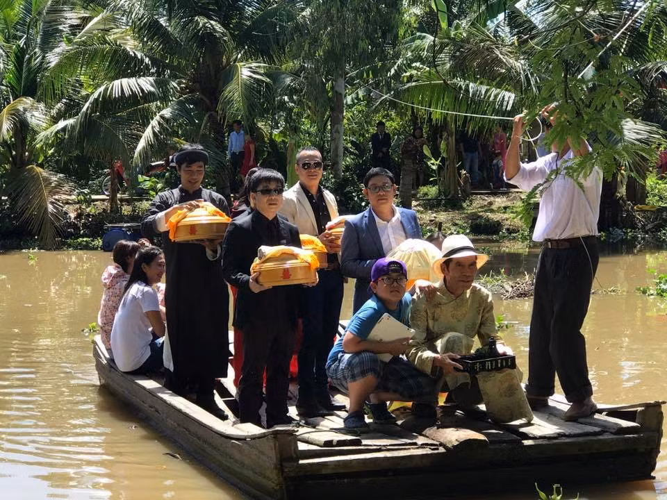 Dàn nghệ sĩ Việt bê tráp, đi xuồng khi đến nhà gái xin dâu. 
