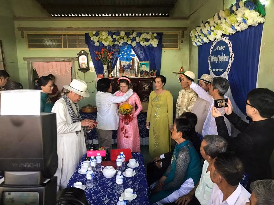 Đạo diễn Đinh Anh Dũng (ngoài cùng bên trái) là chủ hôn. Nguyễn Tranh không giấu được sự xúc động trong ngày cưới. Những năm qua, anh nhiều lần chia sẻ rằng mình quen dần với sự cô đơn, đi về một mình. Do đó, nhiều bạn bè vẫn bất ngờ khi nghe tin Nguyễn Tranh kết hôn.