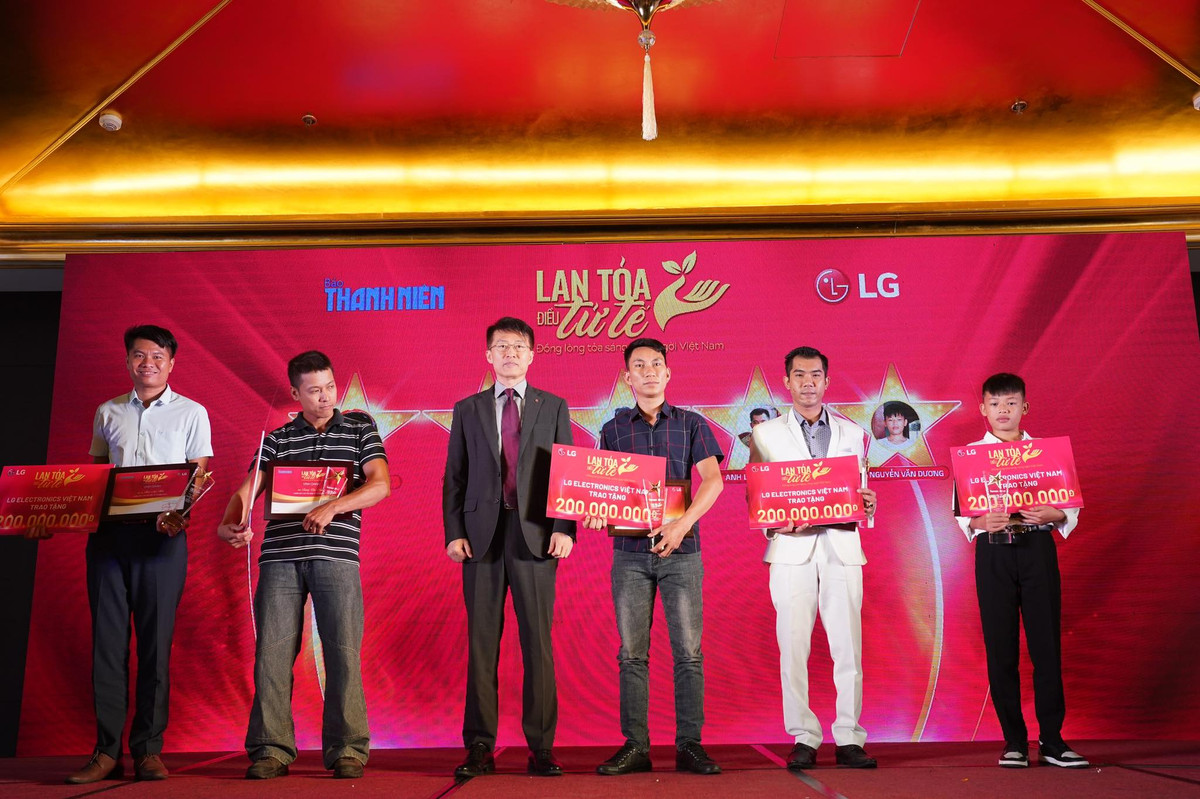 Chuong trinh “Lan toa dieu tu te” vinh danh 5 ca nhan xuat sac-Hinh-2