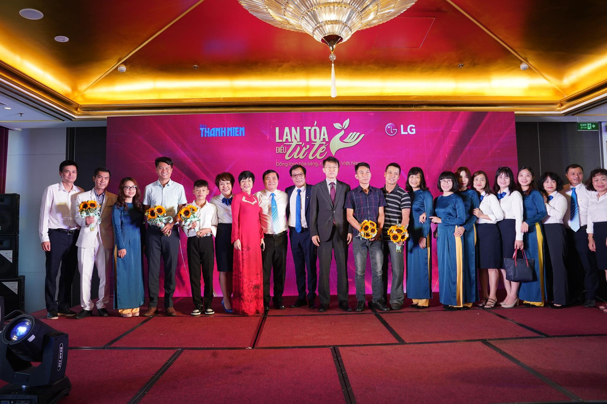 Chuong trinh “Lan toa dieu tu te” vinh danh 5 ca nhan xuat sac