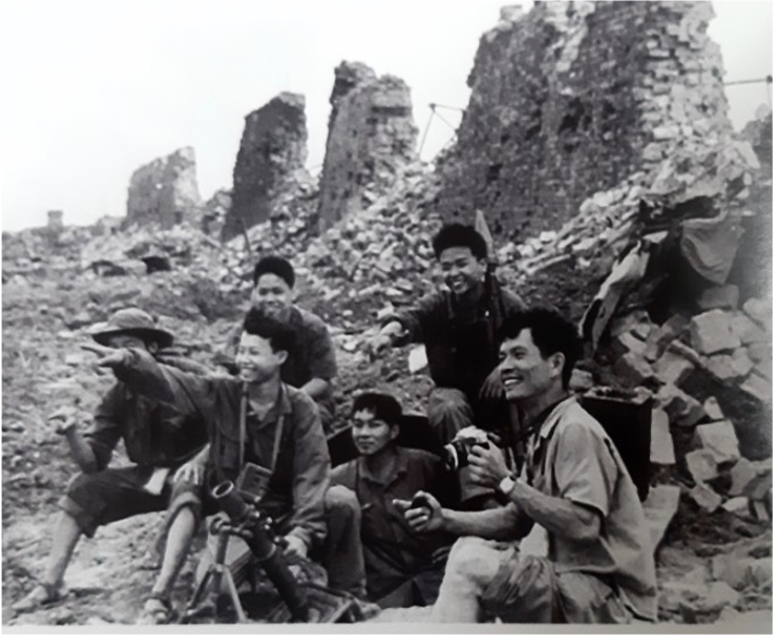 “Chieu vua gap nhau tay bat mat mung, den sang bom da san phang ca”-Hinh-3