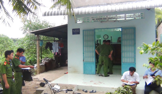 Ghen tuong, chong sat hai ban trai moi cua vo cu