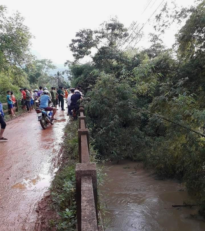 Yen Bai: Me tre bi lu cuon troi khi di mua thuoc cho con