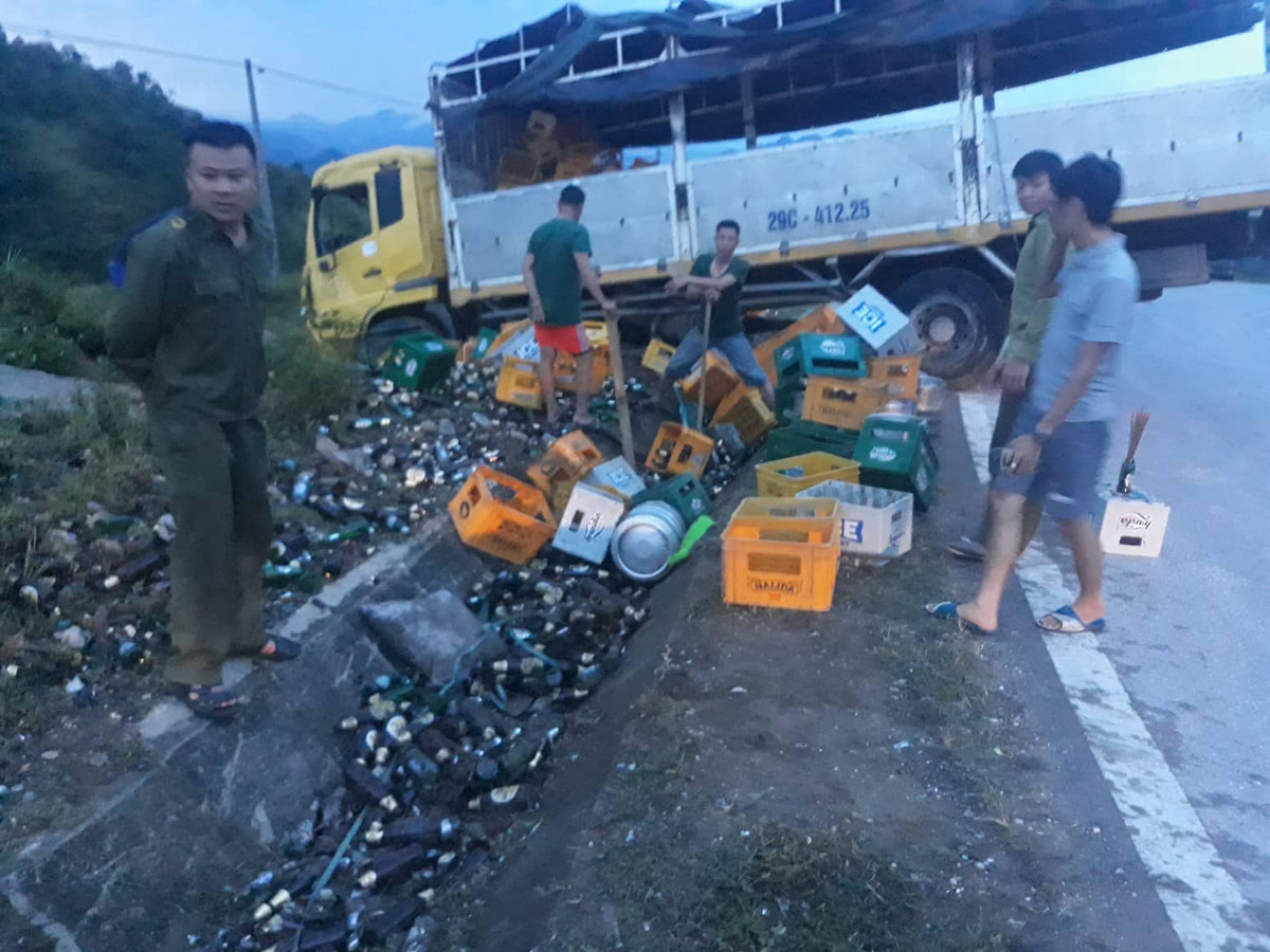 Hoa Binh: Tai nan giao thong, nguoi phu nu vang khoi xe, tu vong tai cho-Hinh-2