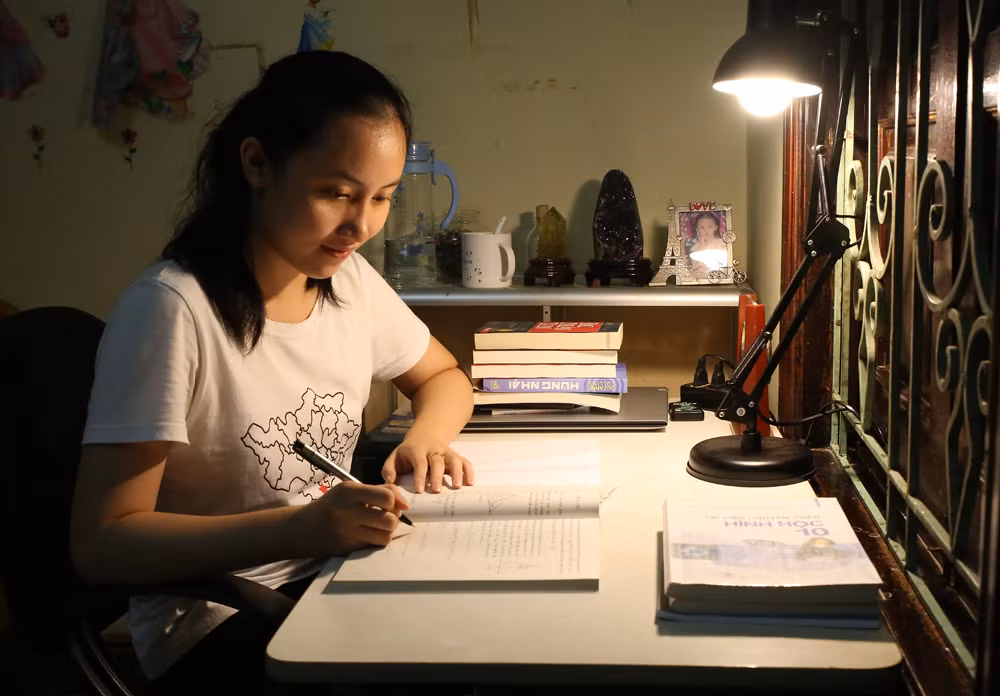 Nói về bí quyết học tập, theo Hà khi có kiến thức nền vững, Hà mới bắt đầu luyện đề. Đồng thời, Hà xác định cho mình một hướng ôn luyện rất cụ thể như tự căn thời gian làm đề, đối chiếu đáp án để tự chấm điểm một cách nghiêm túc.