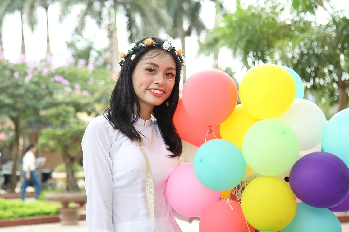 Trà My từng giành giải nhất cuộc thi học sinh giỏi cấp trường môn Toán, giải ba cuộc thi Olympic Tiếng Anh cấp thành phố lớp 11 và giải ba kỳ thi học sinh giỏi cấp thành phố năm lớp 12. Nữ sinh Hà Nội cho biết Toán - Văn - Tiếng Anh là 3 môn học em yêu thích từ phổ thông, nên đầu tư học ngày từ năm lớp 10.