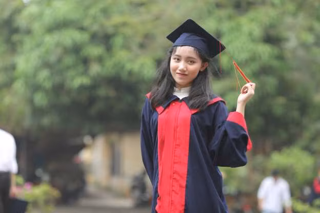  Thủ khoa khối B:Ngô Thu Hà (học sinh lớp 12 Chuyên Toán Trường THPT Chuyên Hùng Vương, Phú Thọ) là thí sinh có điểm thi 3 môn xét tuyển ĐH cao nhất cả nước trong kỳ thi THPT quốc gia năm 2019 với tổng điểm 29,8 (2 điểm 10 các môn Hóa học và Sinh học, môn Toán 9.8 điểm).