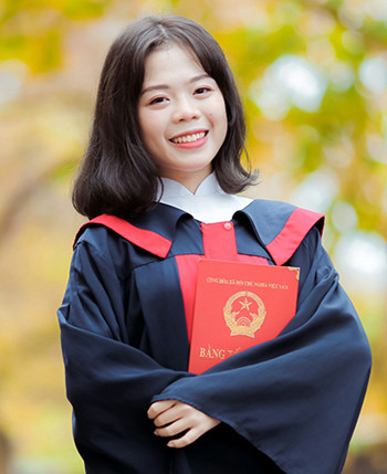 Chia sẻ về bí quyết học tập, nữ sinh cho rằng cách học là yếu tố quan trọng để đạt được kết quả tốt. Khi đang trong năm học, em sẽ chỉ học chậm, ôn từ từ. Có nhiều bạn vì thấy những người khác ôn trước, hay biết nhiều hơn mình đâm ra lo lắng và cố ôm đồm, đẩy nhanh mọi thứ. Nhưng em thì luôn tuân thủ học chậm mà chắc.