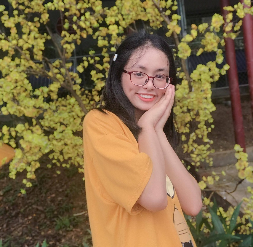  Thủ khoa khối D: Nguyễn Thị Trà My (lớp 12A1, trường THPT Hồng Thái, huyện Đan Phượng, Hà Nội) đạt 28,4 điểm, trở thành thí sinh có tổng điểm 3 môn xét tuyển khối D1 cao nhất cả nước năm 2019. Cụ thể, Trà My có số điểm như sau: Toán 9,4; Ngữ văn 9, Tiếng Anh 10.