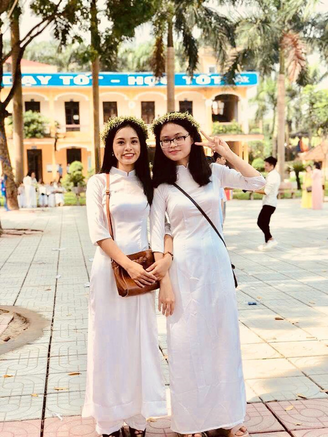 Ngoài việc học, Trà My rất thích tham gia các hoạt động ngoại khóa của lớp, trường. Em cho rằng đó cũng là cơ hội để rèn luyện khả năng giao tiếp và kỹ năng nghe nói Tiếng Anh. Ngoài ra, My còn cố sở thích chơi đàn guitar.