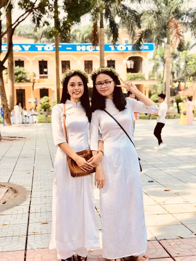 Ngoài việc học, Trà My rất thích tham gia các hoạt động ngoại khóa của lớp, trường. Em cho rằng đó cũng là cơ hội để rèn luyện khả năng giao tiếp và kỹ năng nghe nói Tiếng Anh. Ngoài ra, My còn cố sở thích chơi đàn guitar.