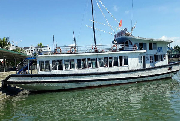 Thuyền viên quay lén nữ du khách tắm ở Hạ Long sẽ bị phạt thế nào? Thuyen vien quay len nu du khach tam o Ha Long se bi phat the nao?