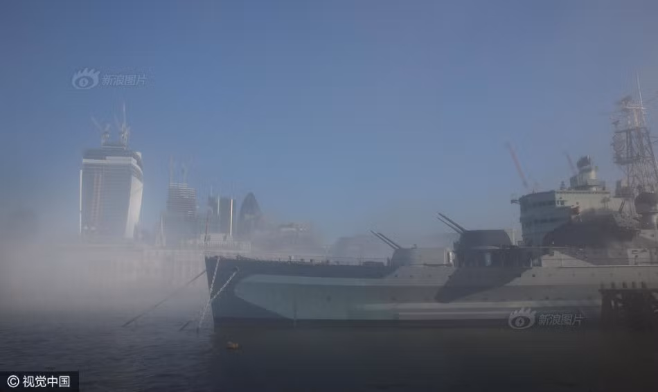 "Sương mù bao trùm nhưng nguồn nhiệt khiến cho chúng bị thổi bay lên khỏi mặt đất, giống như một khinh khí cầu, giống như vòm sương mù", John West - một nhà khí tượng, nhà dự báo thời tiết cho biết. (Nguồn Sina)