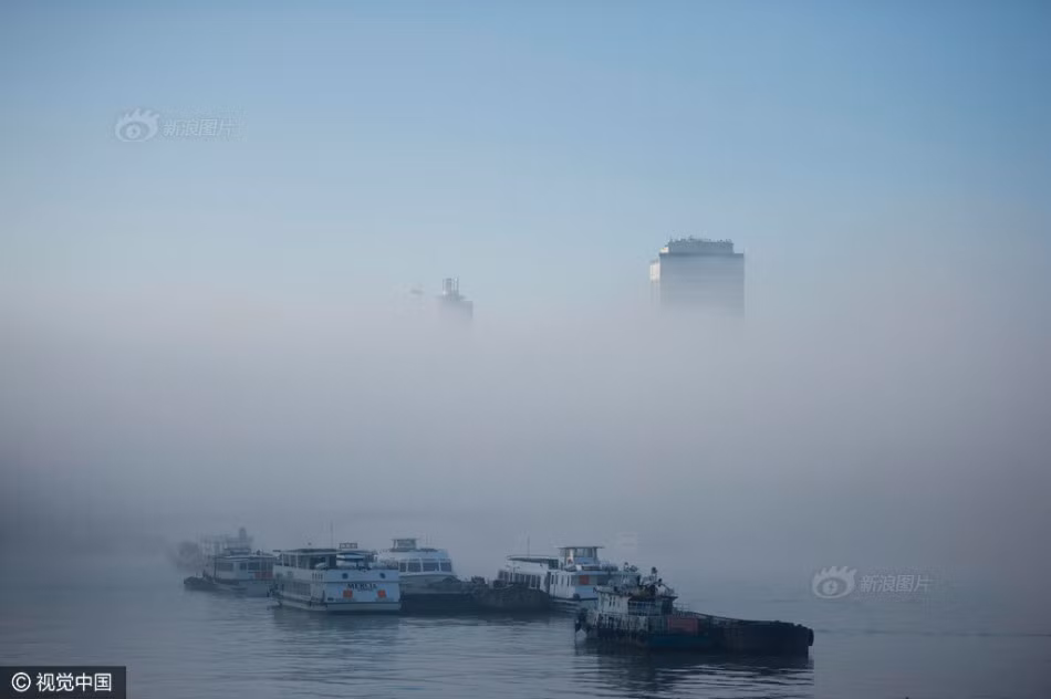 Tuy vậy, vòm sương mù chỉ tồn tại trong khoảng 10 phút thì bắt đầu tan rã, tỏa ra khu vực rộng lớn bên ngoài, trở thành những đám mây rất mỏng ở tầm thấp. (Nguồn Sina)