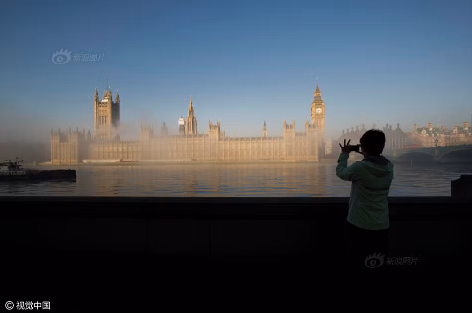 Người dân rất hiếu kỳ với cảnh tượng thiên nhiên hiếm gặp này. (Nguồn Sina)