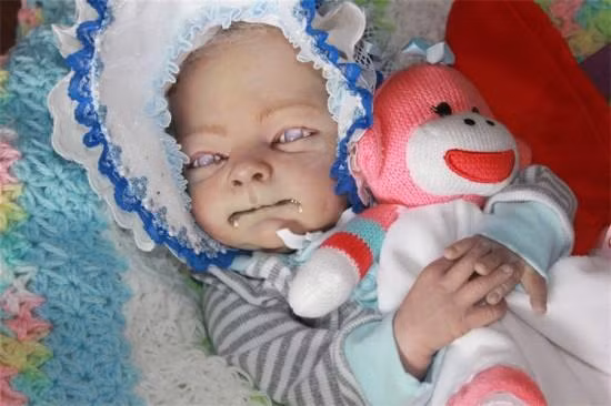 Chính vì thế giá thành của mỗi con búp bê kinh dị không hề rẻ, có những con búp bê được đặt hàng có giá lên tới khoảng 5000 bảng, tương đương với khoảng hơn 150 triệu đồng. (Nguồn Sina)