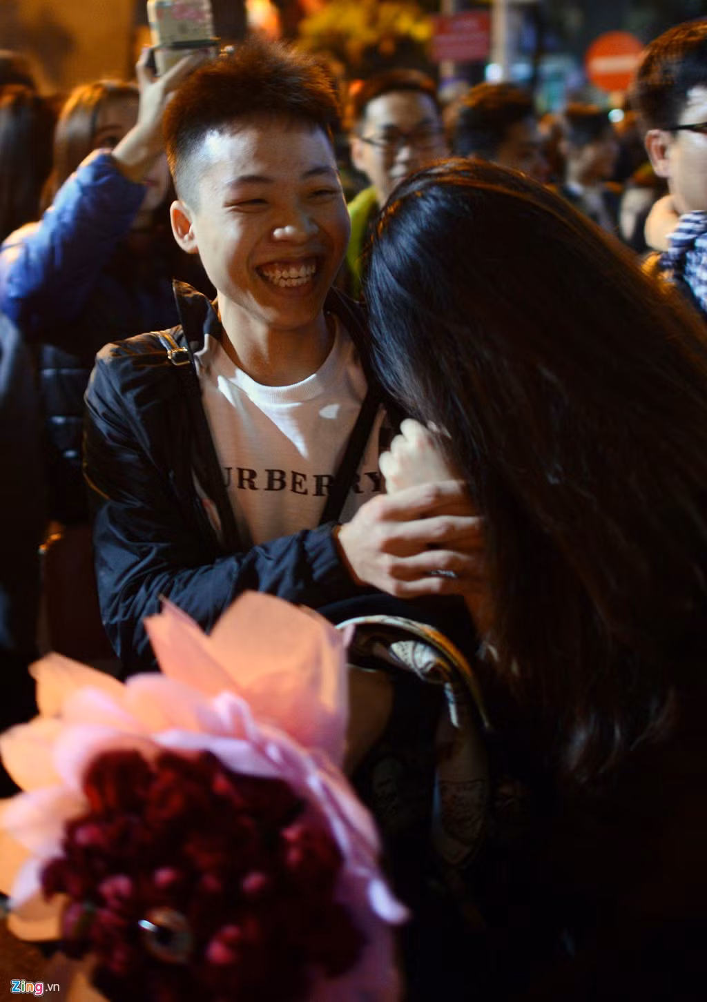 Đó là màn tỏ tình lãng mạn của Lam, chàng trai quê Thái Bình đang làm việc tại thủ đô, còn cô bạn gái là Linh. Cả hai đều đã yêu nhau từ trước đó nhưng chưa có màn tỏ tình nào ý nghĩa như thế này.