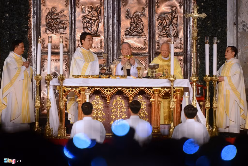 Trên sảnh chính trước cửa nhà thờ, các vị linh mục làm lễ đón Chúa Giáng sinh và cầu nguyện cho mọi người.