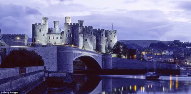Lâu đài Conwy nổi bật tại trung tâm thị trấn Aberconwy &amp; Colwyn ở phía bắc Xứ Wales. Pháo đài cổ này được xây dựng đầu tiên vào năm 1283 dành cho Edward I, với 8 tòa tháp và hướng nhìn tuyệt đẹp ra biển. Du khách có thể tới tham quan công trình này vào ban ngày để tìm hiểu về lịch sử của nó.
