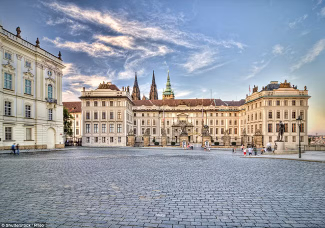 Lâu đài Prague ở CH Czech có niên đại từ thế kỷ thứ 9 và từng là biểu tượng quyền lực của nhà vua Bohemia. Ngày nay, lâu đài trở thành trung tâm của thành phố Prague và là nơi tổ chức nhiều lễ hội vào mùa hè.