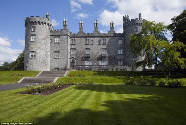 Lâu đài Kilkenny ở Ireland được xây dựng vào thế kỷ 13 và được tu sửa trong thời Victoria. Lâu đài mở cửa đón du khách tham quan từ năm 1833. Bạn có thể chiêm ngưỡng kiến trúc, thư viện, triển lãm tranh, phòng vẽ tranh và phòng ngủ của lâu đài nằm bên sông Nore.