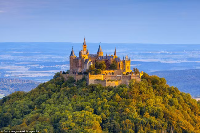 Lâu đài Hohenzollern được xây dựng từ thế kỷ thứ 11 trên ngọn núi Berg Hohenzollern ở Swabia, Baden Wuerttemberg, Đức. Kiến trúc của công trình đã thay đổi qua nhiều năm, nhưng nó vẫn là một trong những điểm du lịch hấp dẫn nhất ở Đức.
