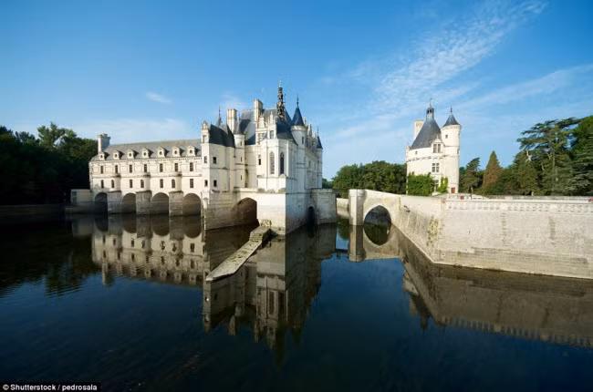 Được xây dựng vào thế kỷ thứ 16, lâu đài Chateau de Chenonceau tại thung lũng Loire ở Pháp có khuôn viên sân vườn tuyệt đẹp. Lâu đài hiện lưu giữ nhiều bộ sưu tập tranh của các họa sĩ nổi tiếng như Murillo, Rubens hay những tác phẩm thêu từ thế kỷ thứ 16.