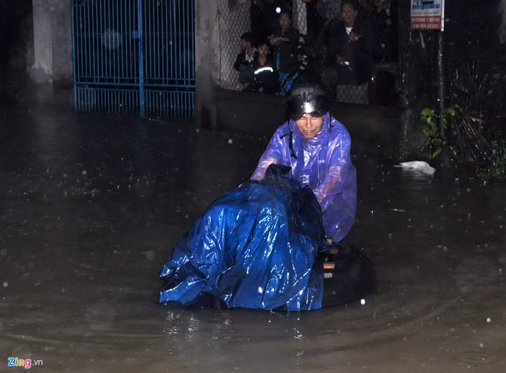 Tối 6/12, ông Đặng Văn Nông (ngụ xã Nghĩa Phương) lội trong nước lũ di dời tài sản. "Lũ dồn dập khiến vợ chồng tôi và người dân nơi đây cơ cực khổ trăm bề. Phập phồng lo đi chạy lũ, cuộc sống của bà con nơi đây bị xáo trộn, ai cũng rã rời", ông Nông cho hay.