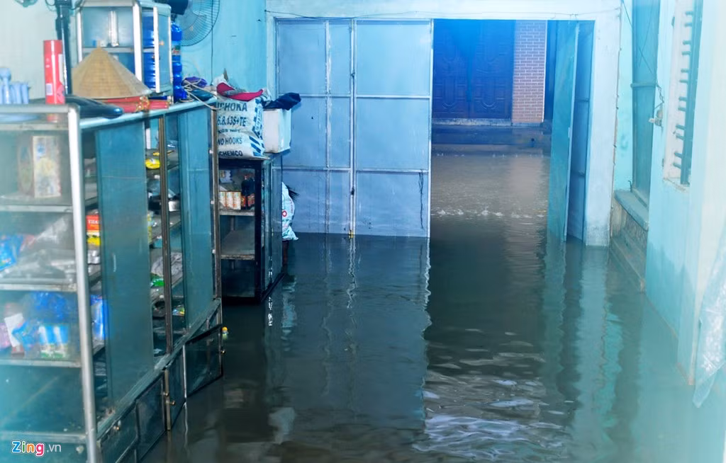 Lũ lớn cũng gây ngập sâu hàng nghìn nhà dân nhiều địa phương ở huyện Mộ Đức và Đức Phổ, có nơi nhà dân ngập đến 1,5 m. Thống kê chưa đầy đủ của Ban chỉ huy phòng chống thiên tai và tìm kiếm cứu nạn Quảng Ngãi, mưa lũ những ngày qua đã làm 6 người chết ở địa phương này.