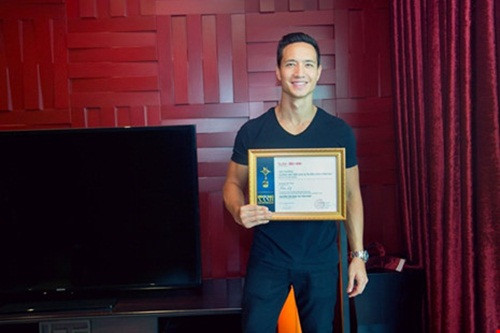 Nam diễn viên dành một góc riêng để trưng bày những giải thưởng. Với vai Tùng Hero, Kim Lý từng nhận giải Nam diễn viên điện ảnh được yêu thích nhất tại Ngôi sao xanh 2014.