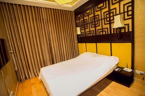 Ngoài phòng ngủ chính, phòng ngủ phụ khá đơn giản. Anh muốn dành không gian này cho những người bạn quốc tế đến Việt Nam ngủ lại.