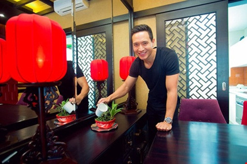 Năm 2014 là một năm thành công của Kim Lý. Hiệu ứng từ vai diễn Tùng Hero trong Hương Ga giúp anh từ nam diễn viên vô danh trở nên nổi tiếng và được săn đón tại Việt Nam. Trong khoảng thời gian công chiếu bộ phim này, mỗi lần xuất hiện, Kim Lý đều được fan vây kín, thể hiện sự hâm mộ cuồng nhiệt.