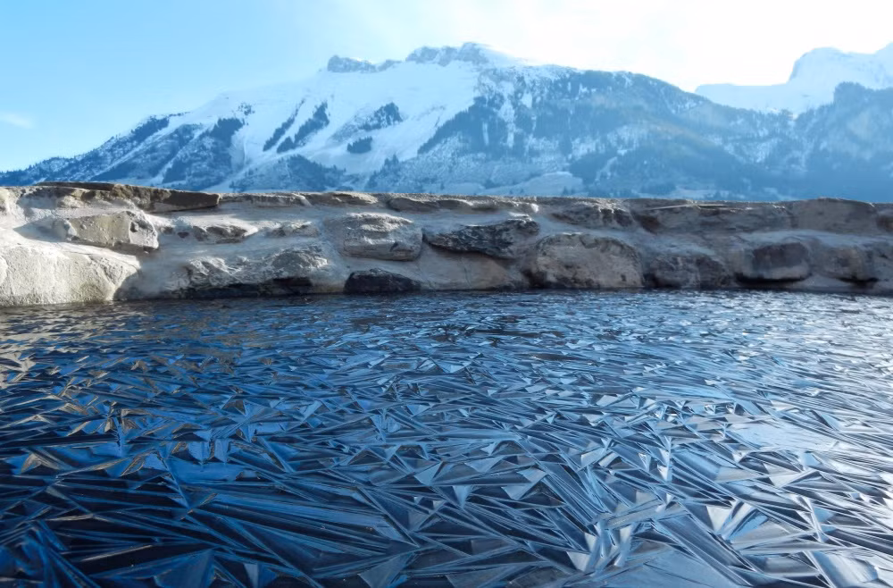 Một hồ nước bị đóng băng tại Thụy Sĩ. (Nguồn Brightside)