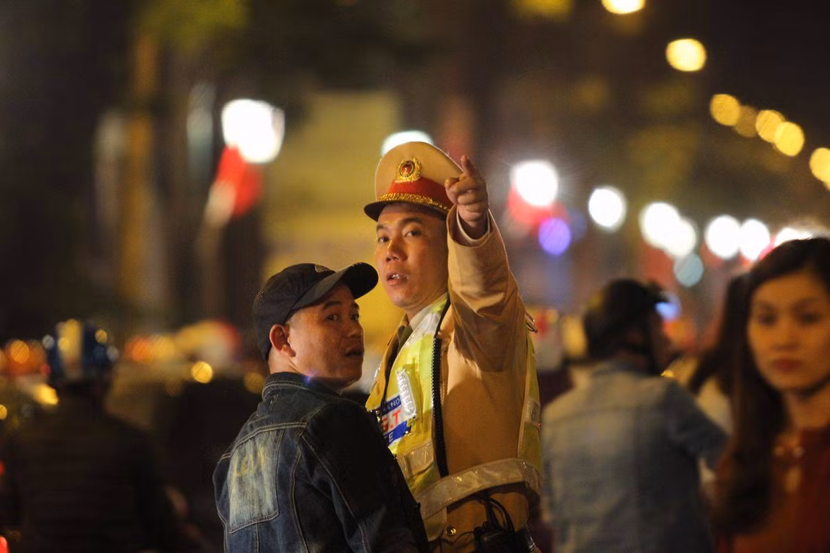 Lực lượng CSGT đã phải làm việc liên tục để phân luồng giao thông.